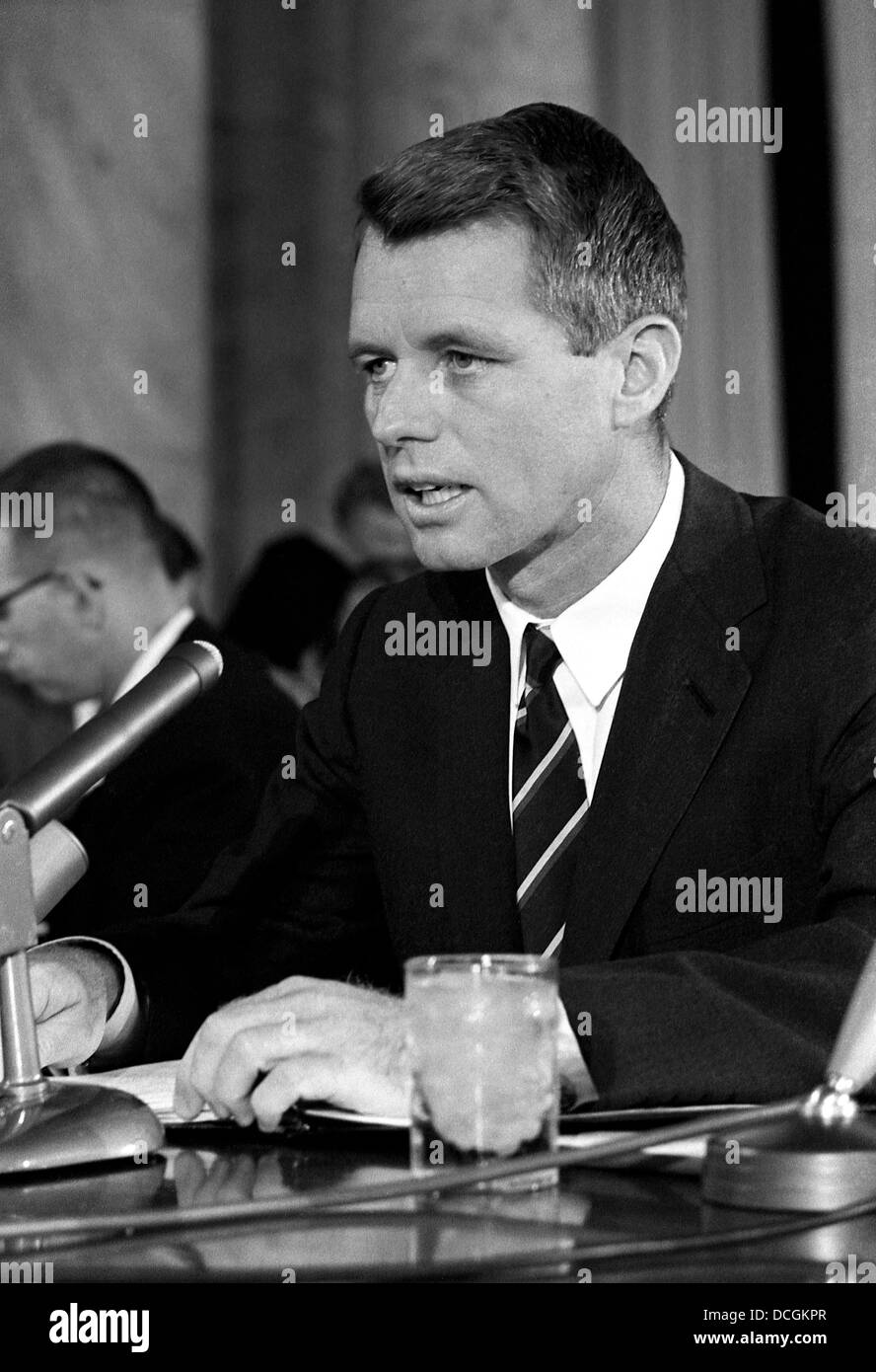 Restauré numériquement vintage photo de Robert Kennedy s'exprimant devant le Sénat des États-Unis. Banque D'Images