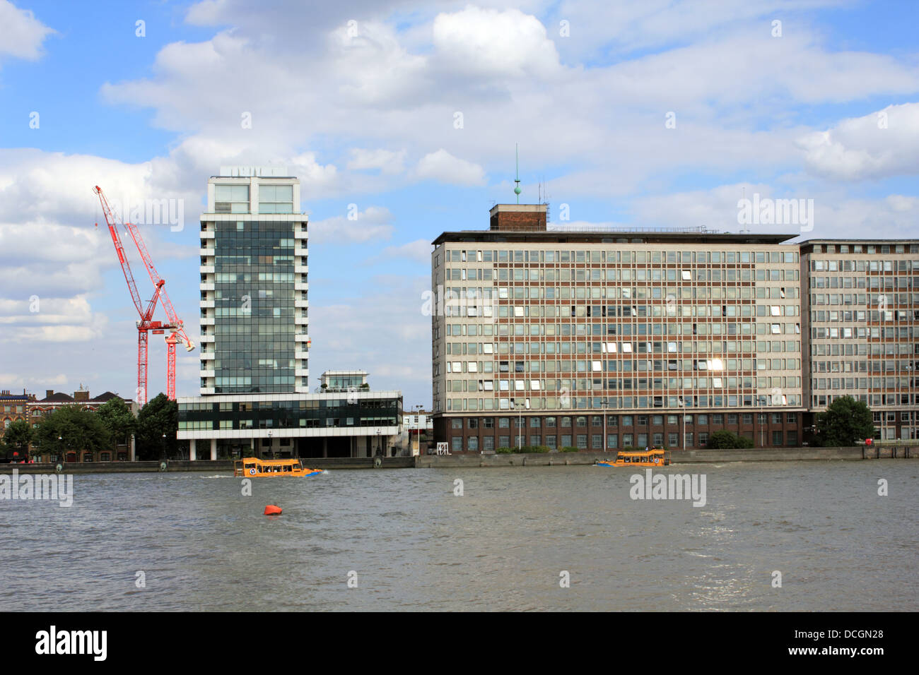 La tour de blocs de l'Albert Embankment vu de l'autre côté de la Tamise. London UK. Banque D'Images