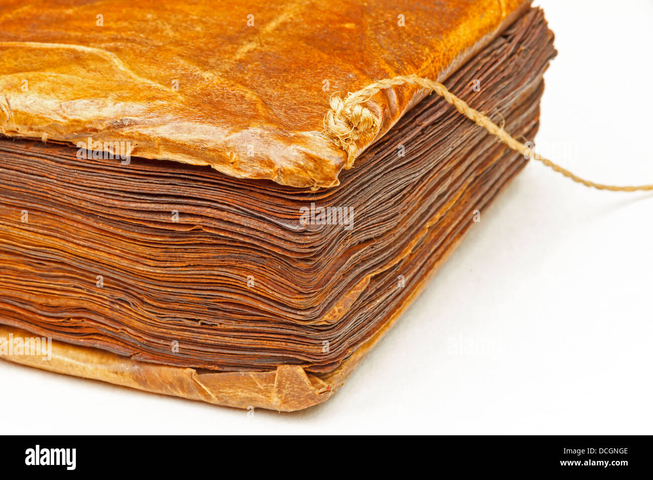 Un vieux manuscrit de livres anciens incunables bible incunabulum imprimer impression bloc Cover en cuir imprimé peau de chèvre hyde masquer Banque D'Images
