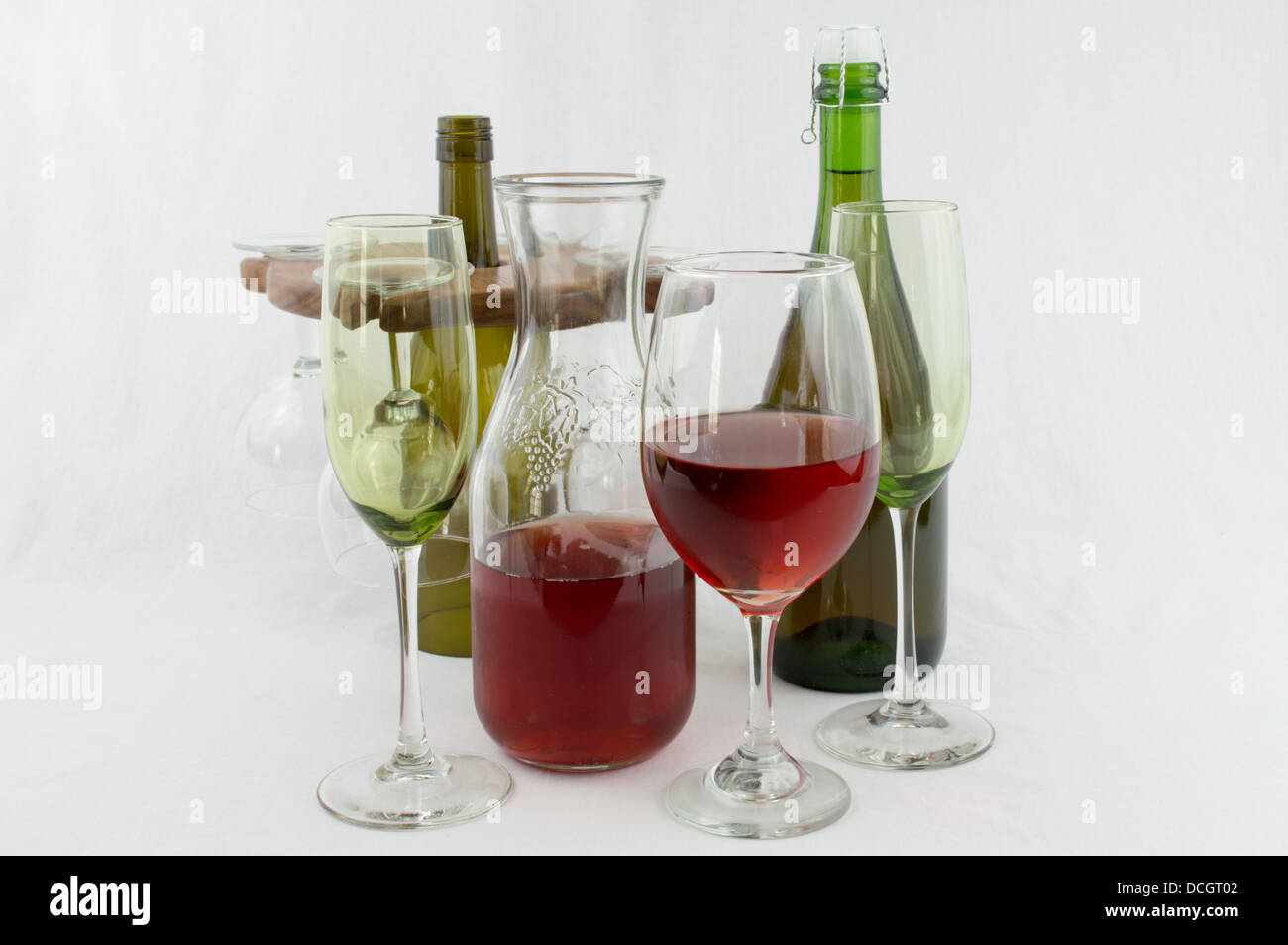 Carafe de vin à moitié plein et le verre à champagne vert verres et bouteille de vin mousseux avec une bouteille de vin et en verre Banque D'Images