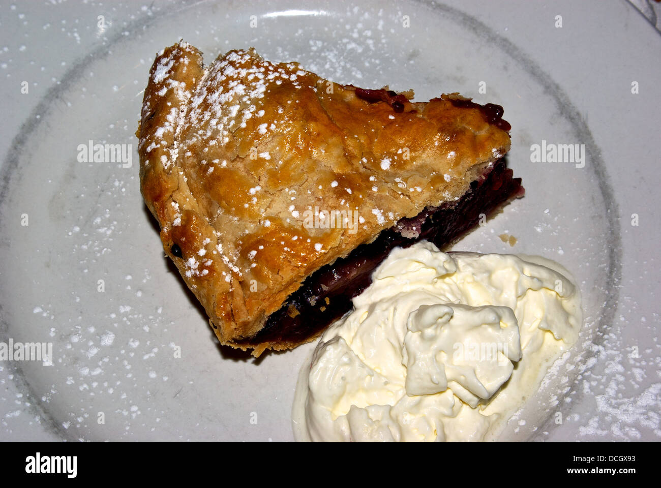 Croûte feuilletée double apple blackberry pie dessert crème fouettée Banque D'Images