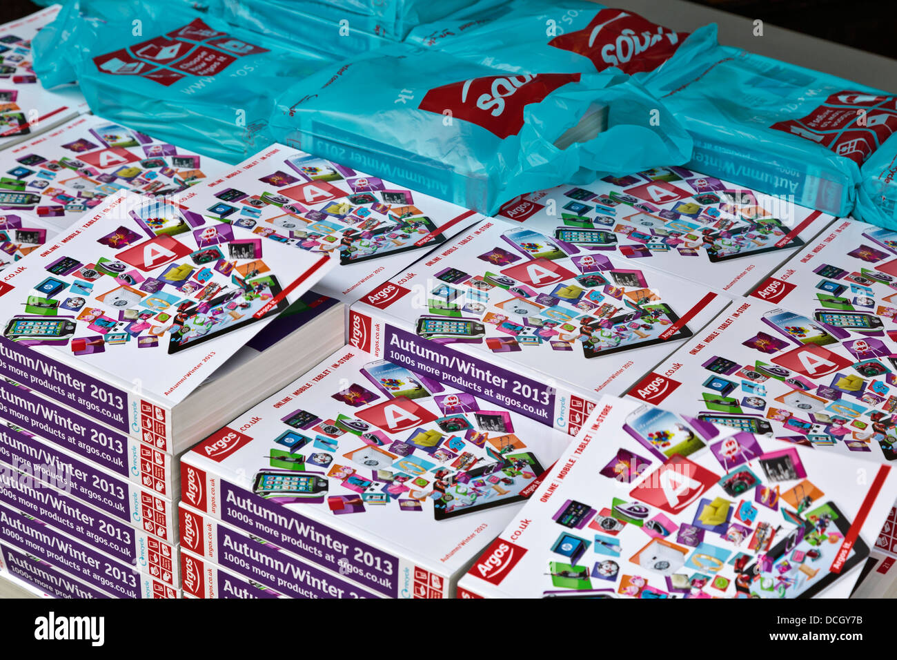 Des piles de catalogues à l'extérieur de magasin Argos Argos à St Neots, Cambridgeshire, Angleterre Banque D'Images