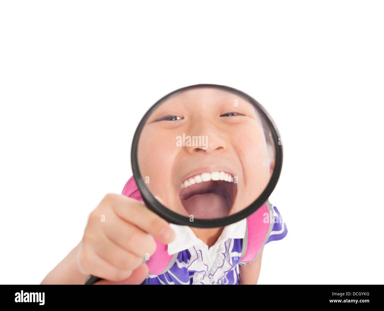 Close up petite fille montrant les dents en loupe Banque D'Images