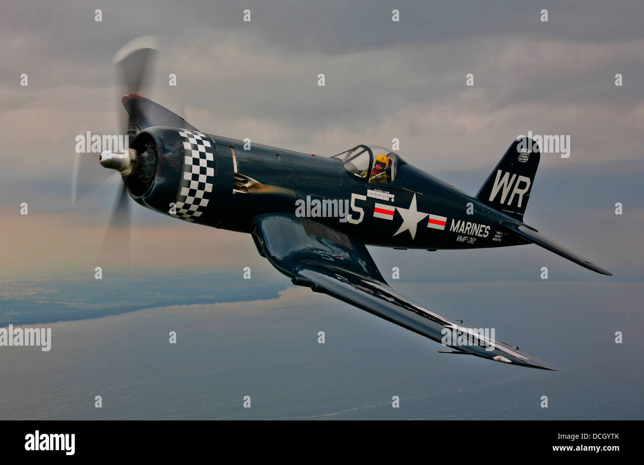 Un Vought F4U-5 Corsair dans VMF-312 caractéristiques pendant la guerre de Corée, volant au-dessus de Oshkosh, Wisconsin. Banque D'Images