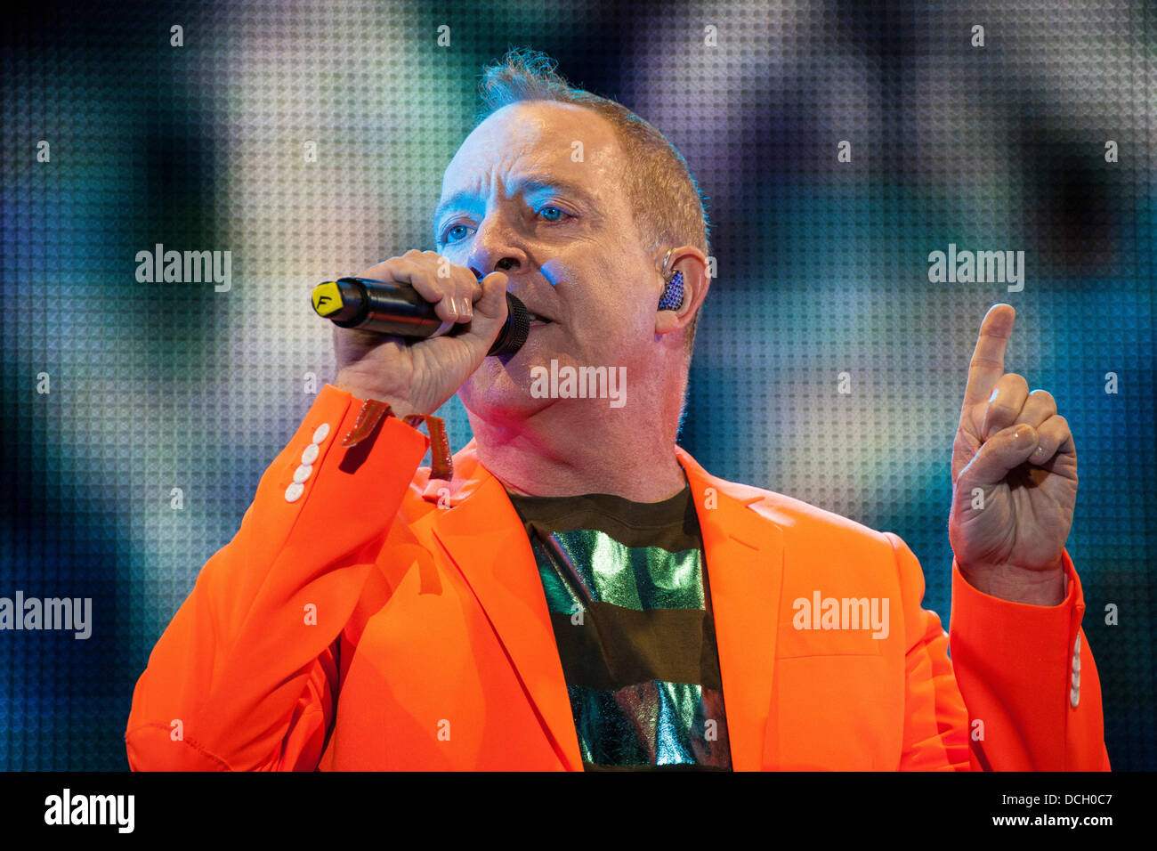 Remenham, Henley-on-Thames, Oxfordshire, UK. 17 août 2013. Fred Schneider frontman et chanteur de la nouvelle vague américaine la bande B-52s exécute sur l'avant-scène au vent - 2013 "Le Festival 80s' tenue 16-17-18 août 2013. Crédit photo : 2013 John Henshall/Alamy Live News. Par0350 Banque D'Images