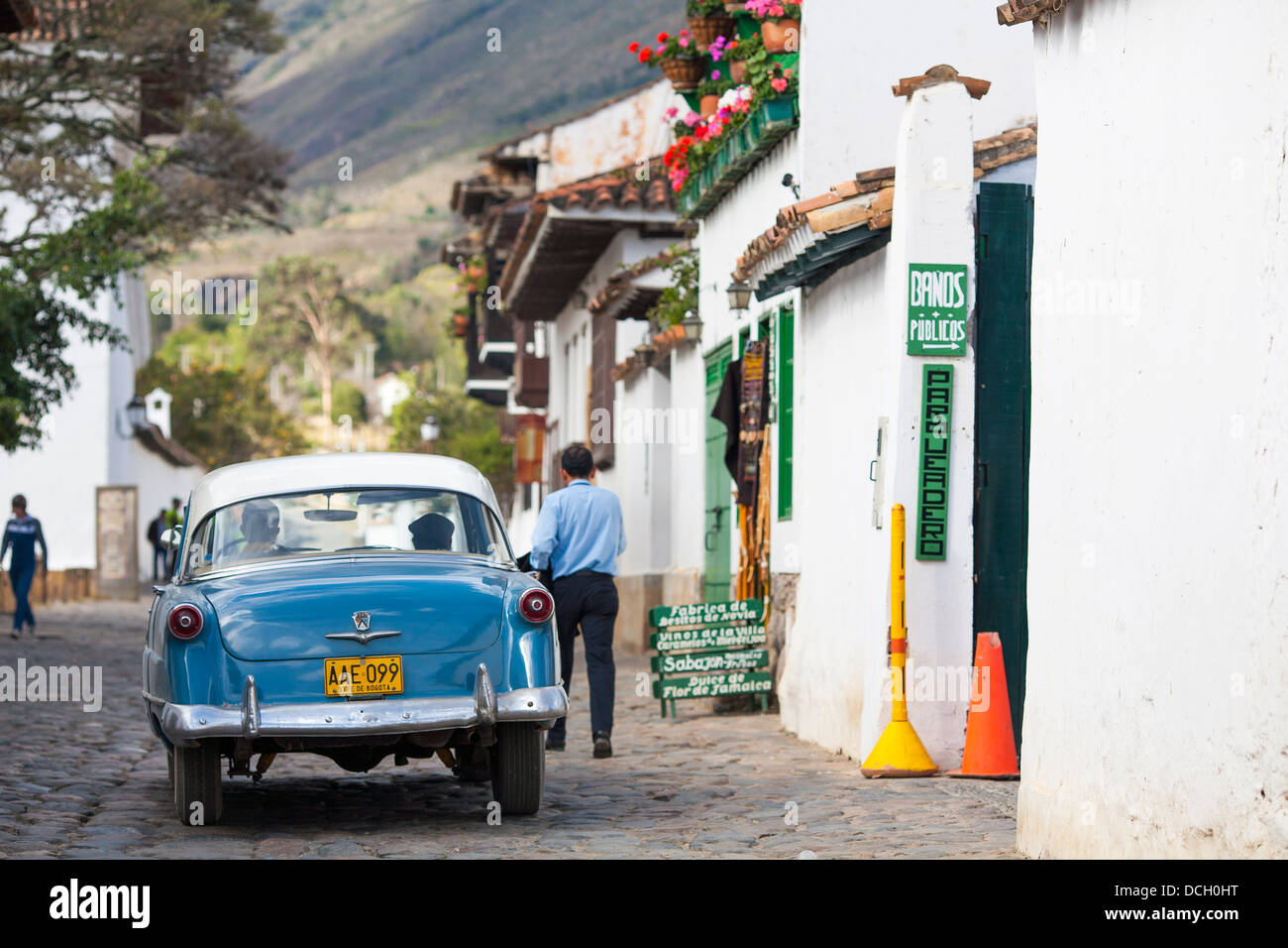 Un classique de l'automobile américain Ford fait baisser les rues pavées à Villa de Leyva, située dans le département de Boyacá en Colombie. Banque D'Images