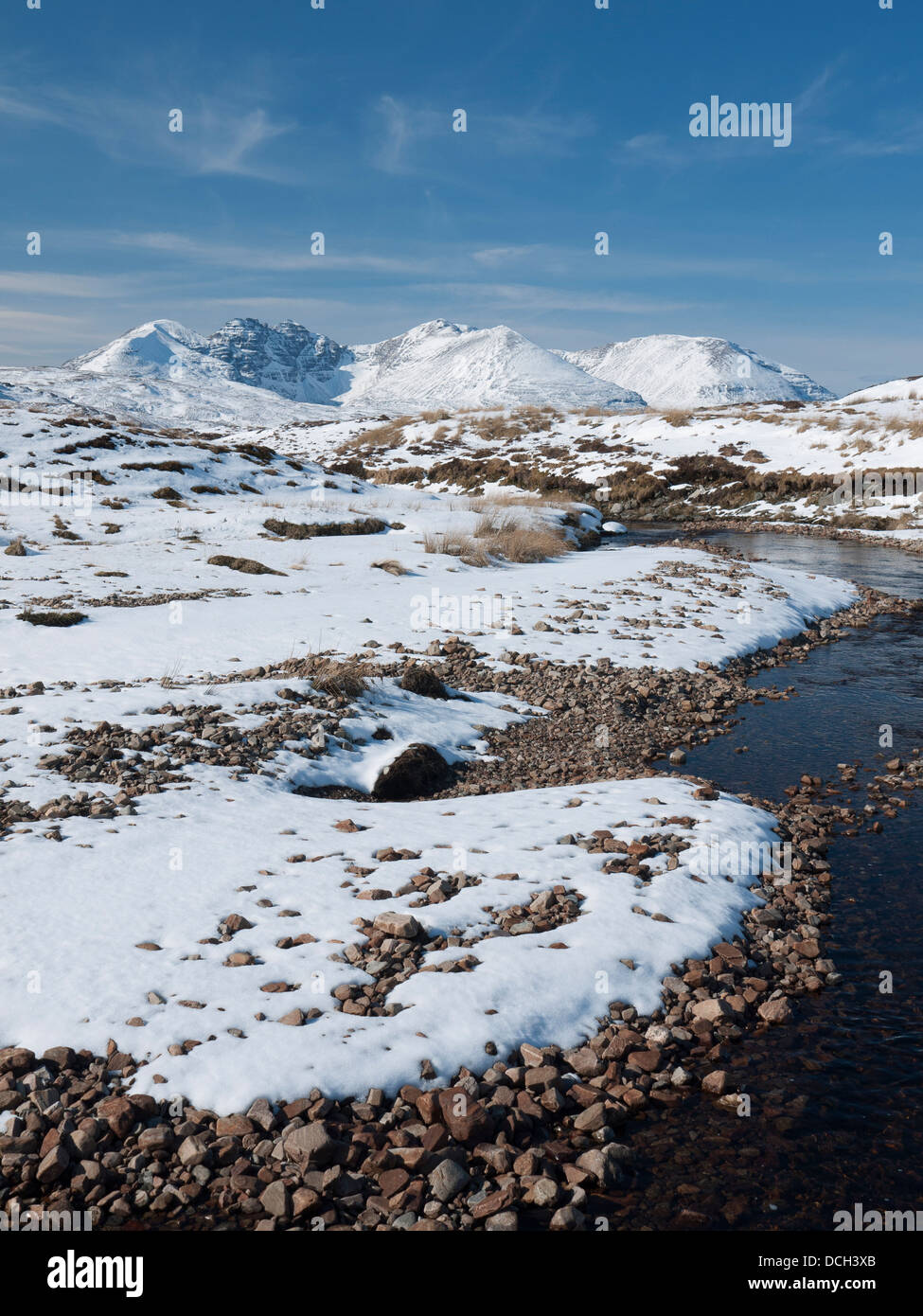 Une vue sur la montagne Un Teallach en hiver avec la Dundonnell River dans l'avant-plan, les Highlands, Ecosse, Royaume-Uni Banque D'Images