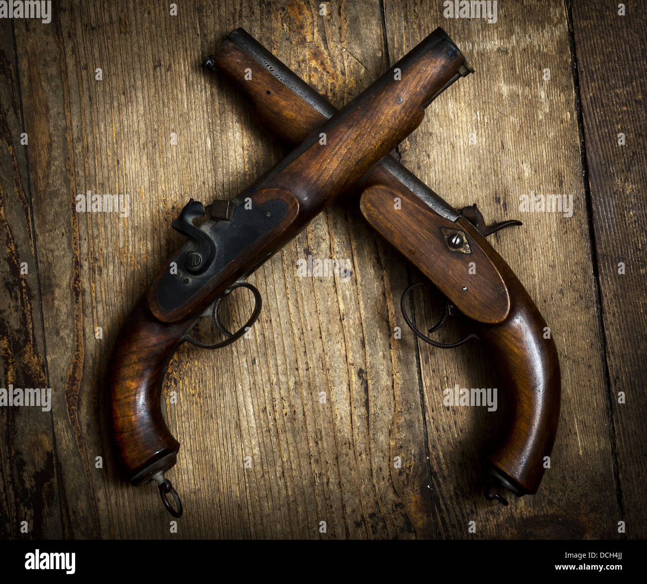 Deux pistolets vintage sur fond de bois Banque D'Images
