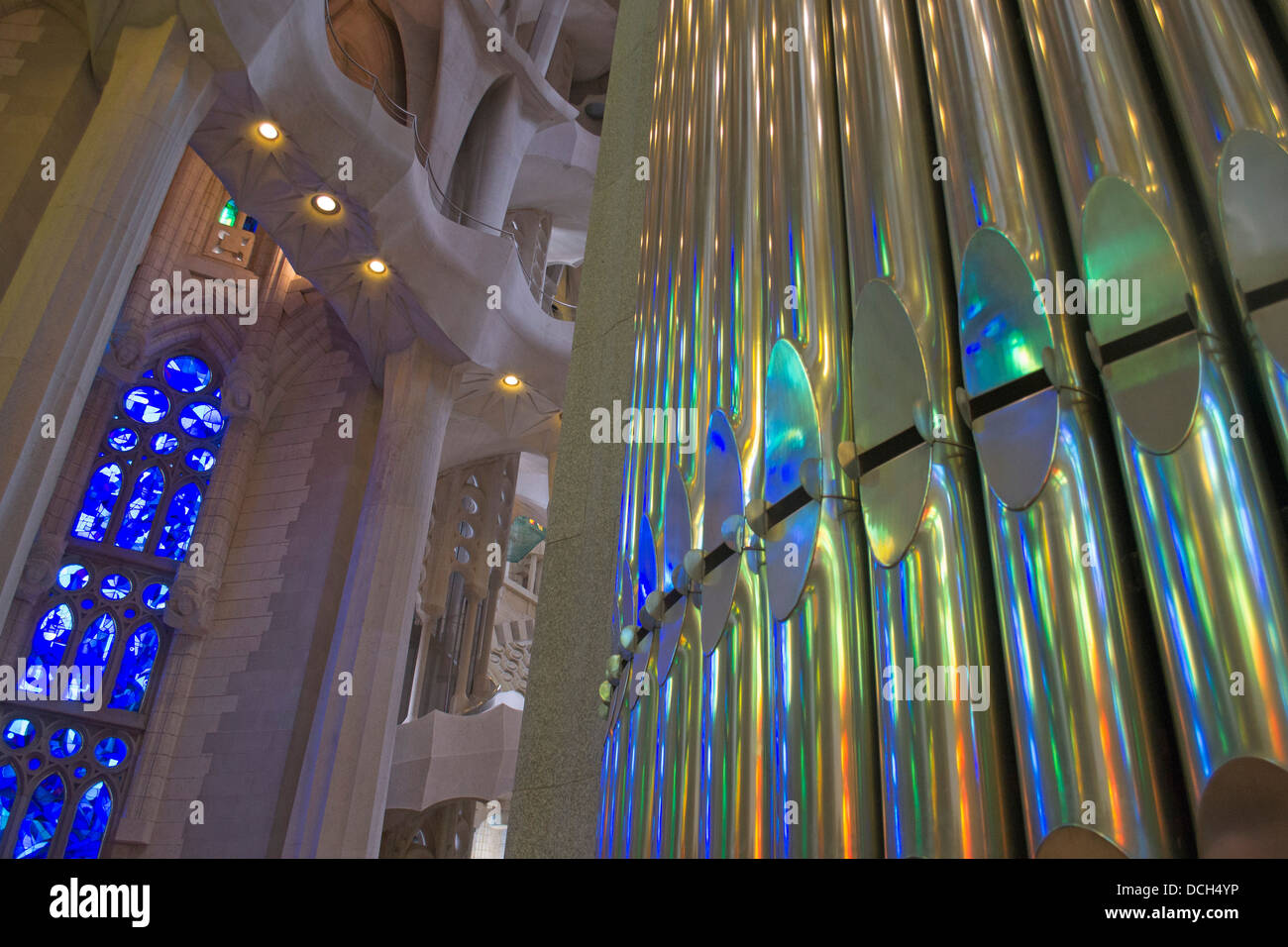 Les couleurs dans le vitrail reflète dans le tuyaux d'orgue à l'intérieur de la Sagrada Família, Barcelone, Catalogne, Espagne Banque D'Images