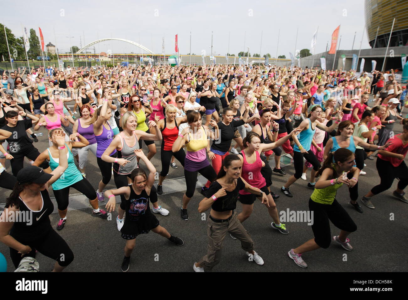 Gdansk, Pologne 18 mai, août 2013 tbs studio Zumba à Gdansk en face du stade PGE Arena. Plus de 540 personnes dance Zumba pour battre le record du monde Banque D'Images