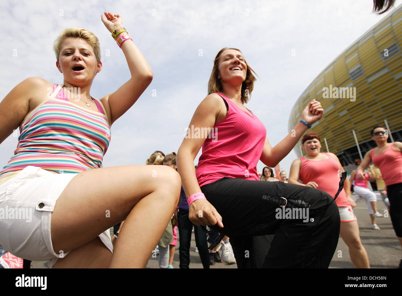 Gdansk, Pologne 18 mai, août 2013 tbs studio Zumba à Gdansk en face du stade PGE Arena. Plus de 540 personnes dance Zumba pour battre le record du monde Banque D'Images