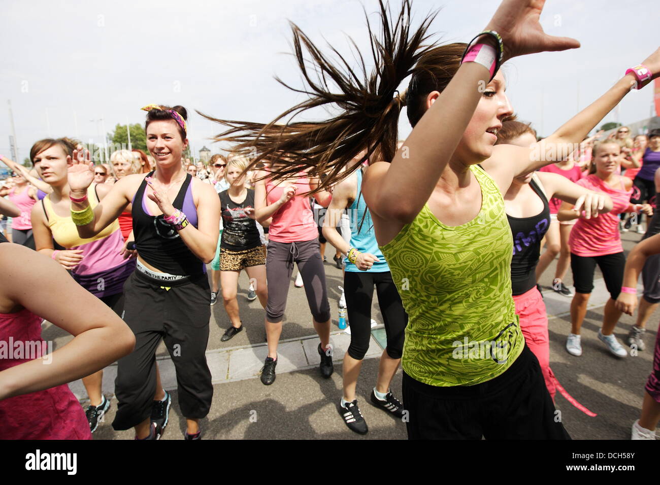 Gdansk, Pologne 18 mai, août 2013 tbs studio Zumba à Gdansk en face du stade PGE Arena. Plus de 540 personnes dance Zumba pour battre le record du monde Banque D'Images