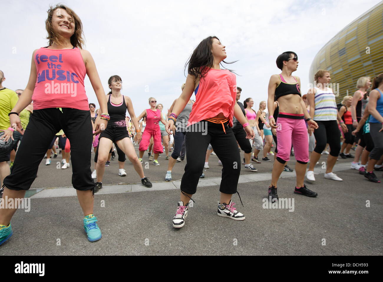 Gdansk, Pologne 18 mai, août 2013 tbs studio Zumba à Gdansk en face du stade PGE Arena. Plus de 540 personnes dance Zumba pour battre le record du monde Banque D'Images