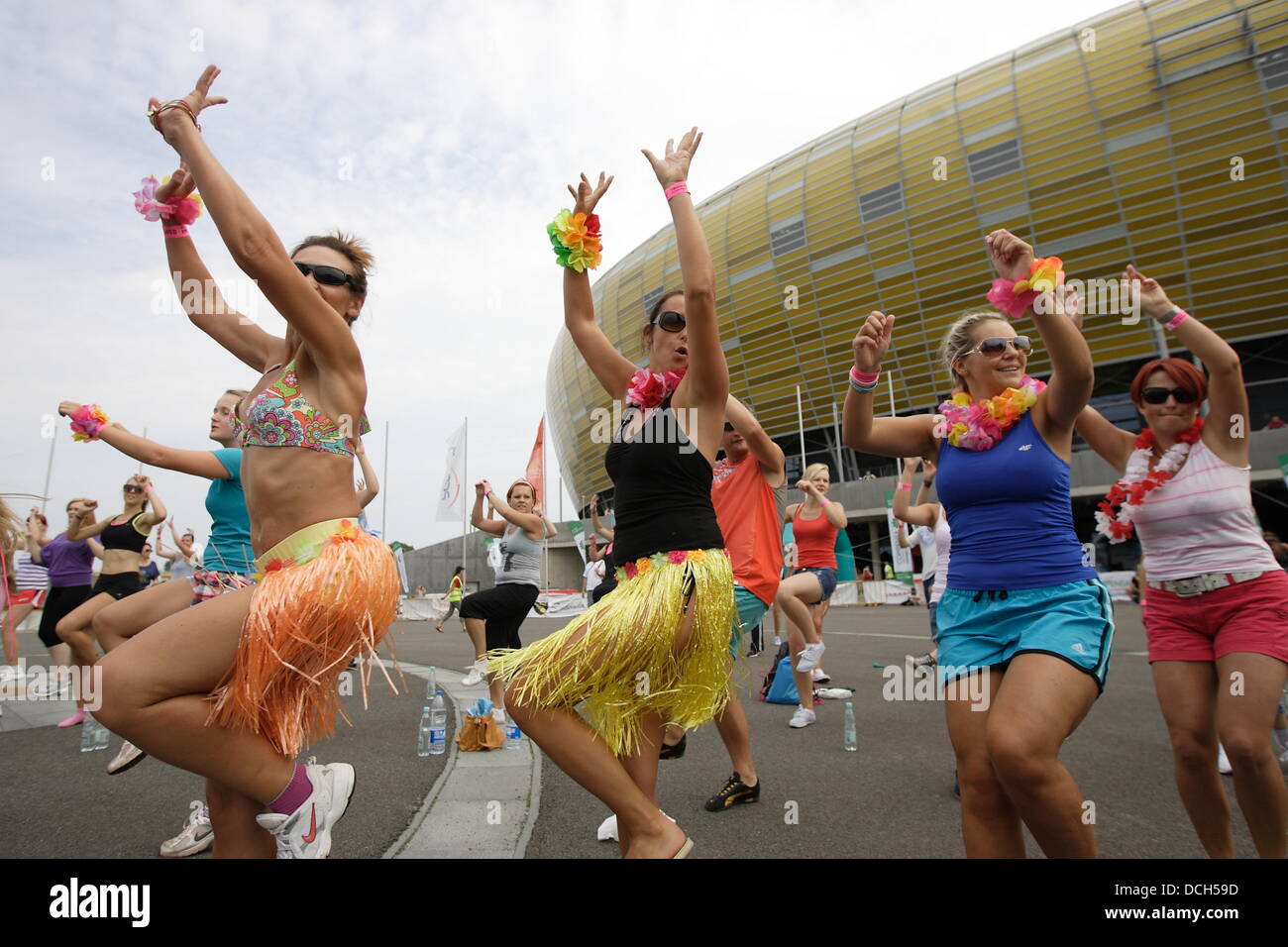 Gdansk, Pologne 18 mai, août 2013 tbs studio Zumba à Gdansk en face du stade PGE Arena. Plus de 540 personnes dance Zumba pour battre le record du monde Banque D'Images