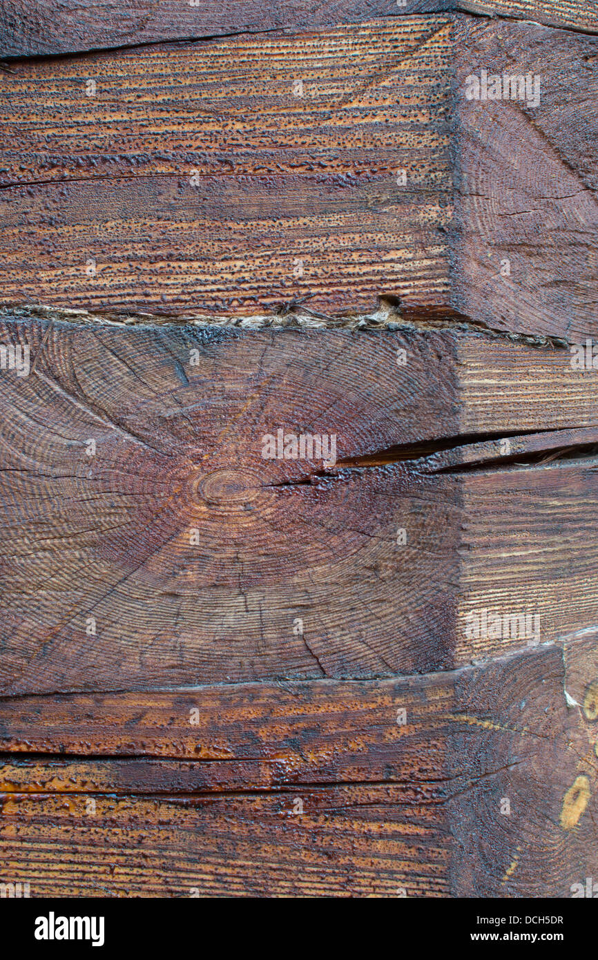 Noeud sur une maison de bois détail Gros plan vertical arrière-plan. Banque D'Images