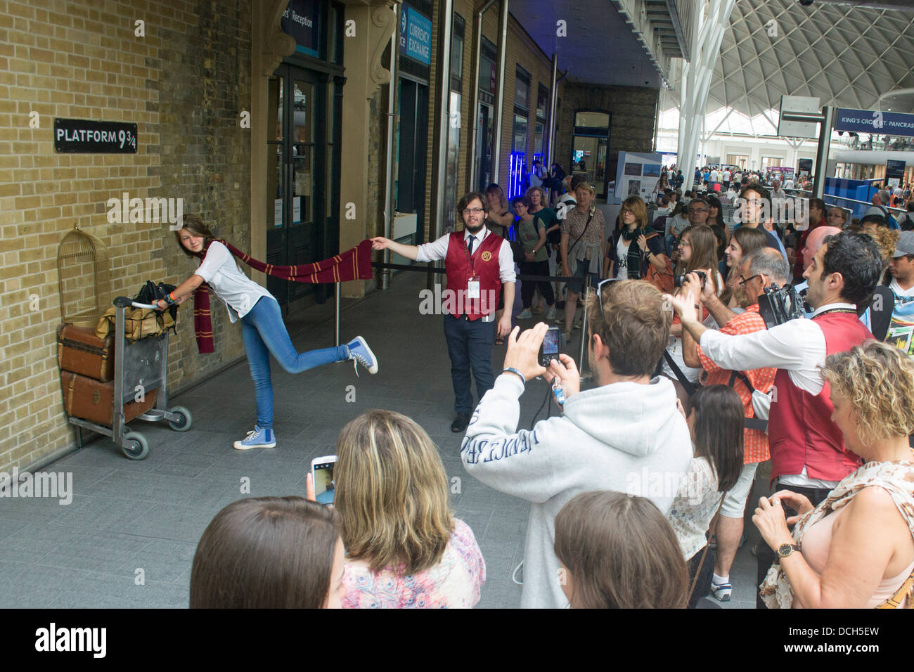 Tourist's Watch en tant que fan de Harry Potter tente d'entrer dans la plate-forme 9 3/4 à la gare de King's Cross, Londres, Angleterre Banque D'Images