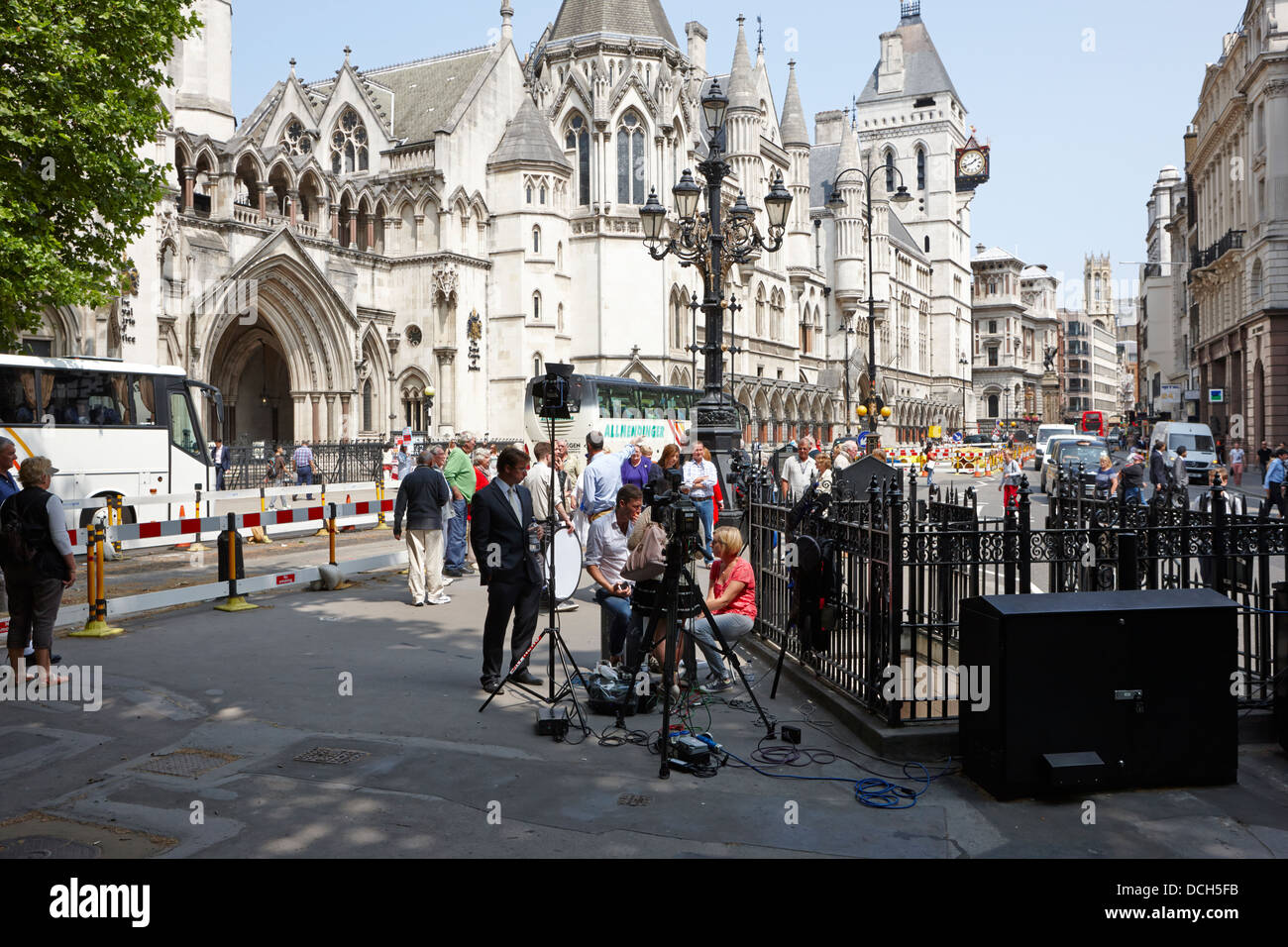 Les équipes de télévision TV sur le brin extérieur de la Royal Courts of Justice London England UK Banque D'Images