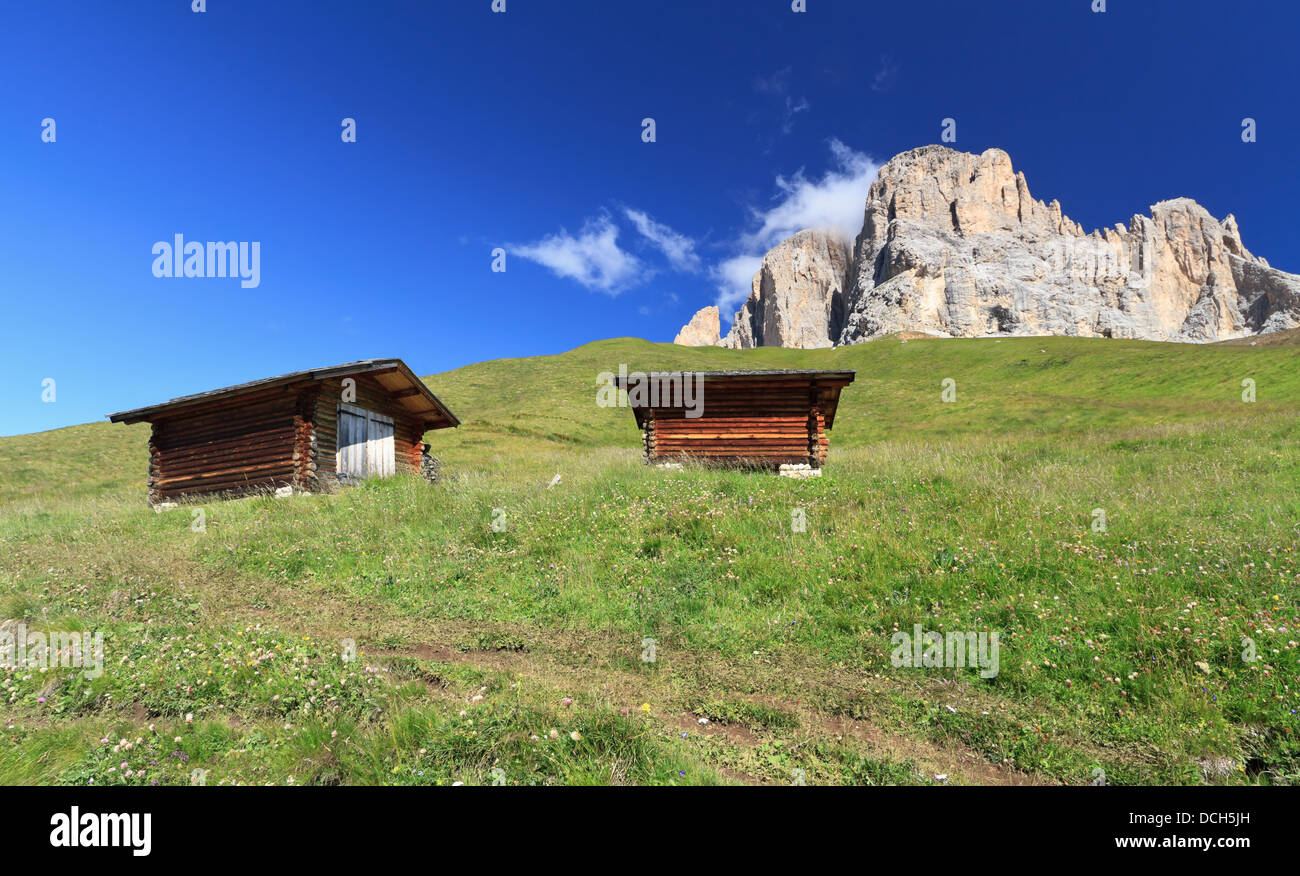 Grange sous le mont Sassolungo, Vallée de Fassa, Trentin, Italie Banque D'Images