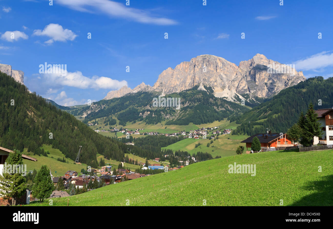Vue d'été dans la vallée de Badia et le petit village Corvara, Alto Adige, Italie Banque D'Images