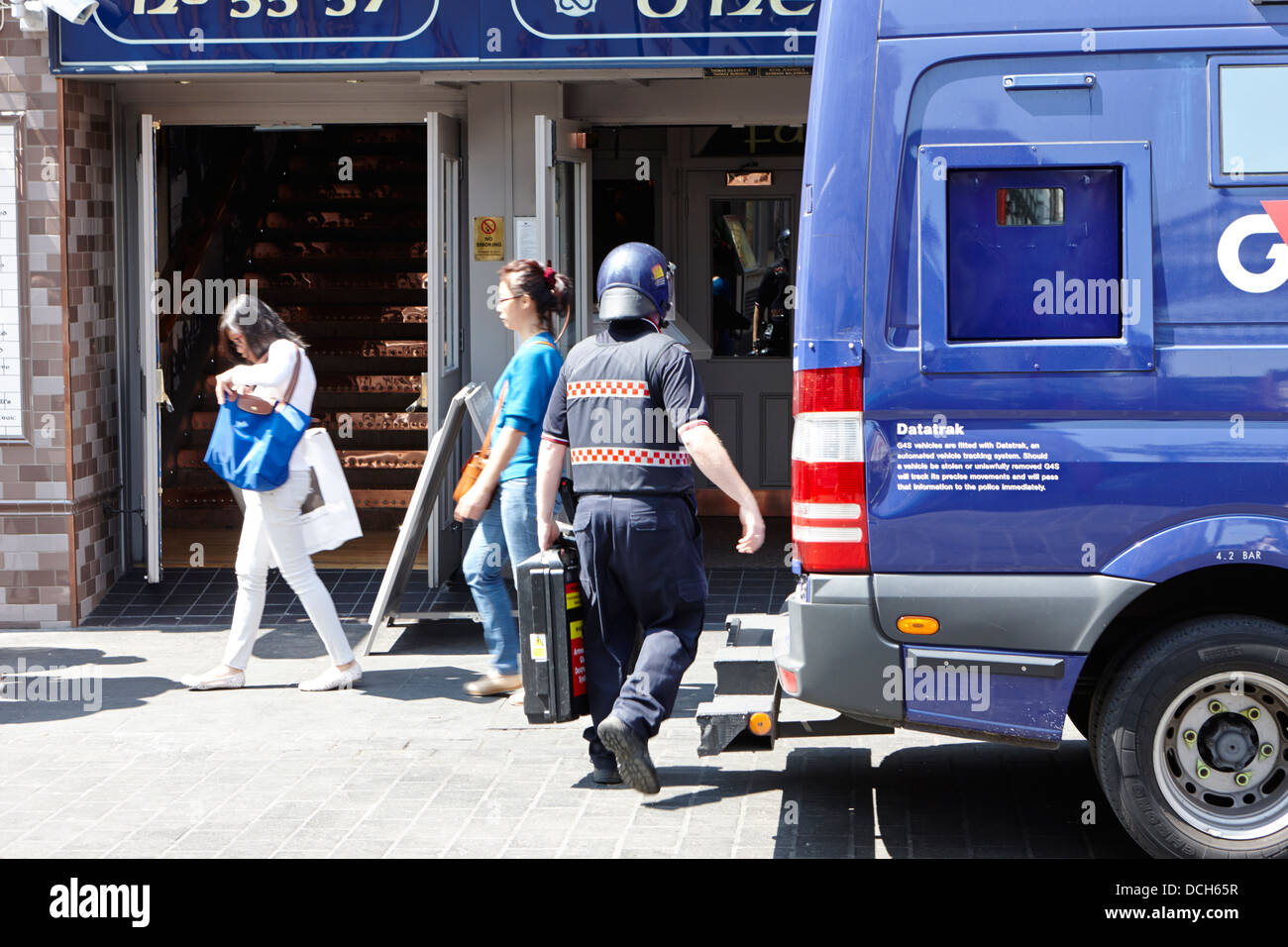 Gardien de sécurité exerçant son véhicule blindé de caisse pour magasins de Londres Angleterre Royaume-uni Banque D'Images