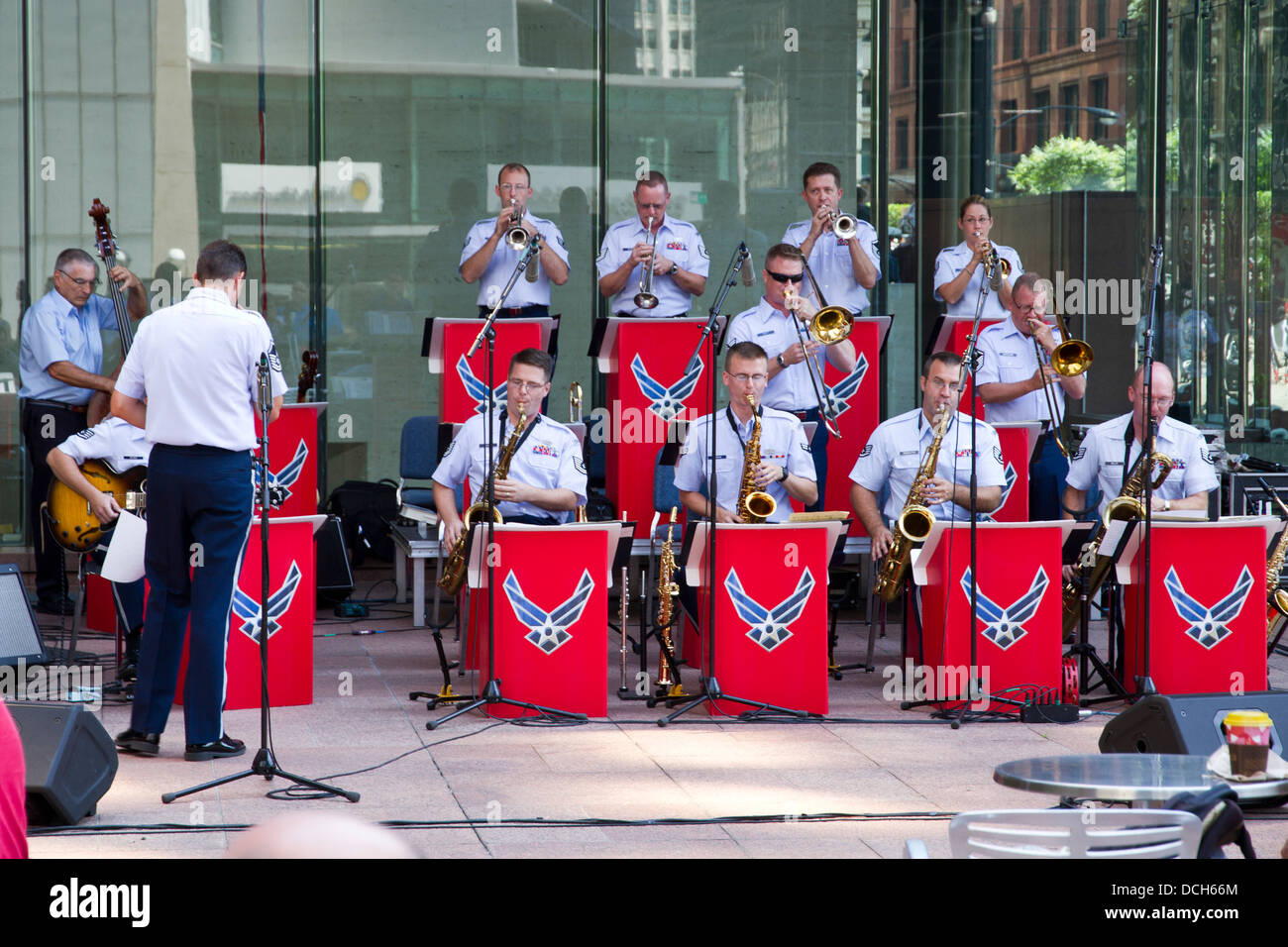 L'US air force de 'Band' Mid-America jouant dans une rue de Chicago, Illinois, États-Unis Banque D'Images