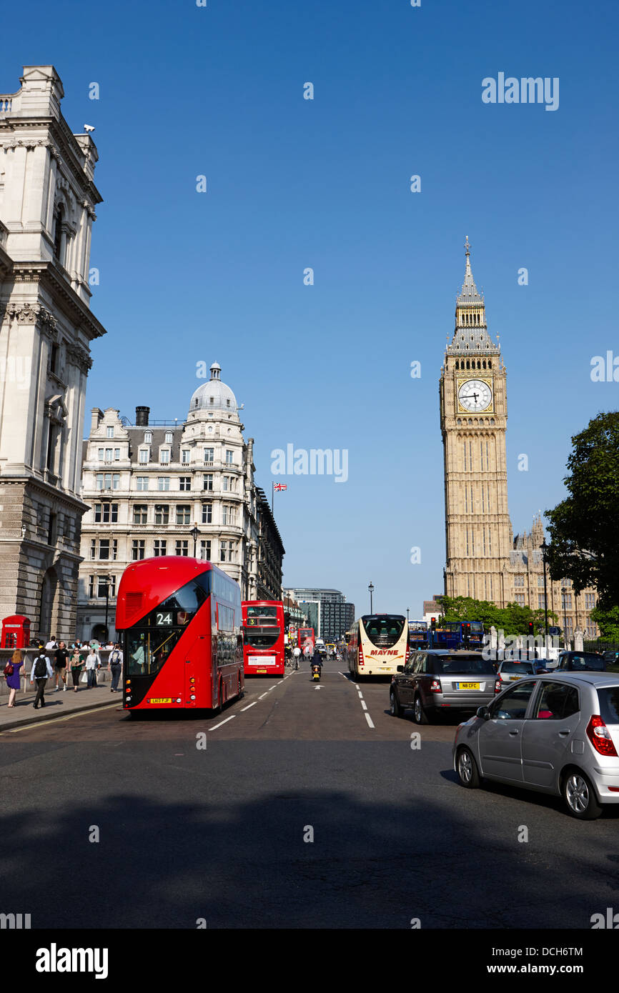 Scène de rue avec de nouvelles chambres du parlement london bus London England UK Banque D'Images