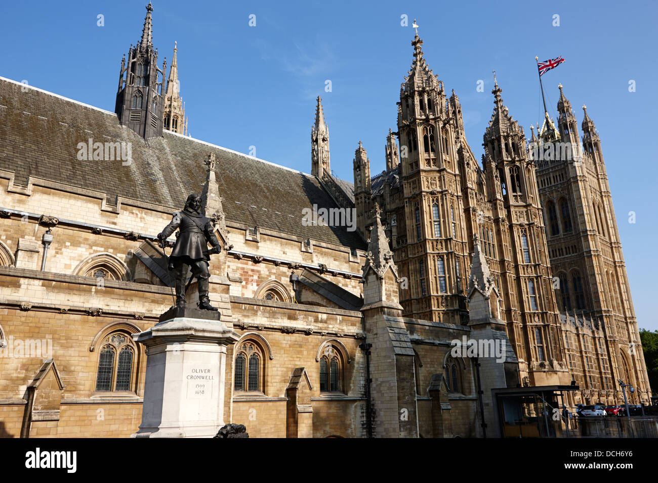 Statue d'Oliver Cromwell dans les maisons du Parlement, London England UK Banque D'Images