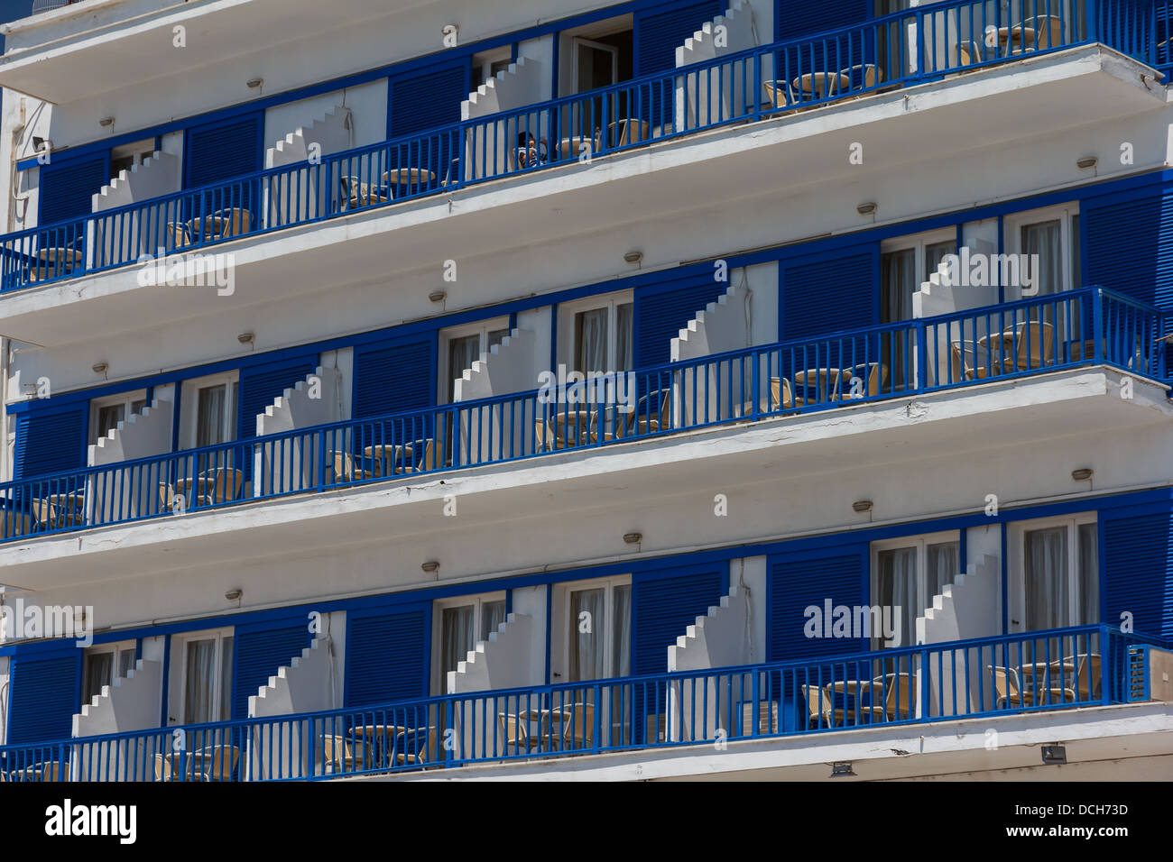 Bleu et blanc traditionnel élégant hôtel en Grèce Banque D'Images