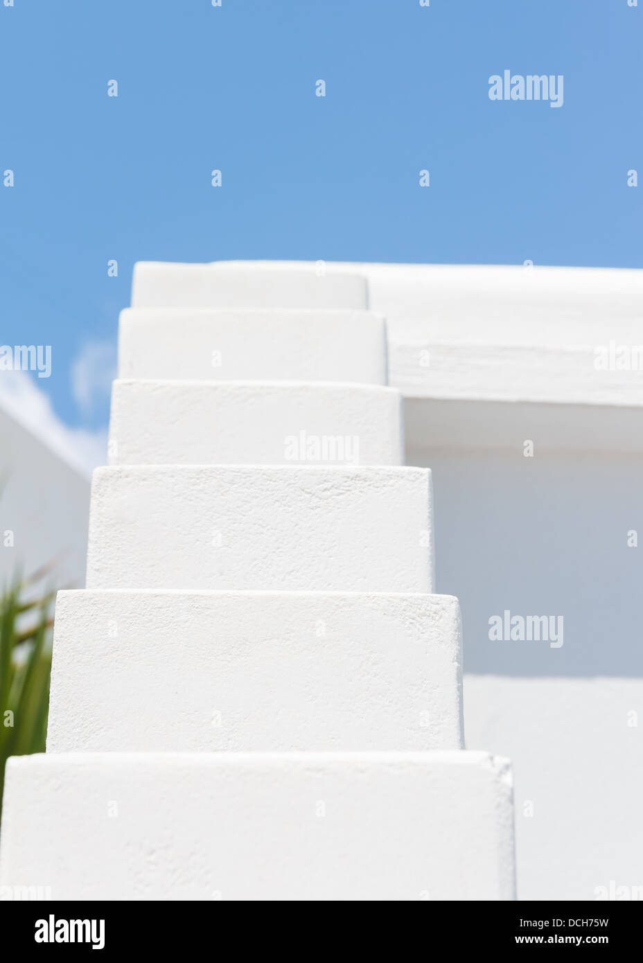 Pas en blanc contre un ciel bleu Banque D'Images