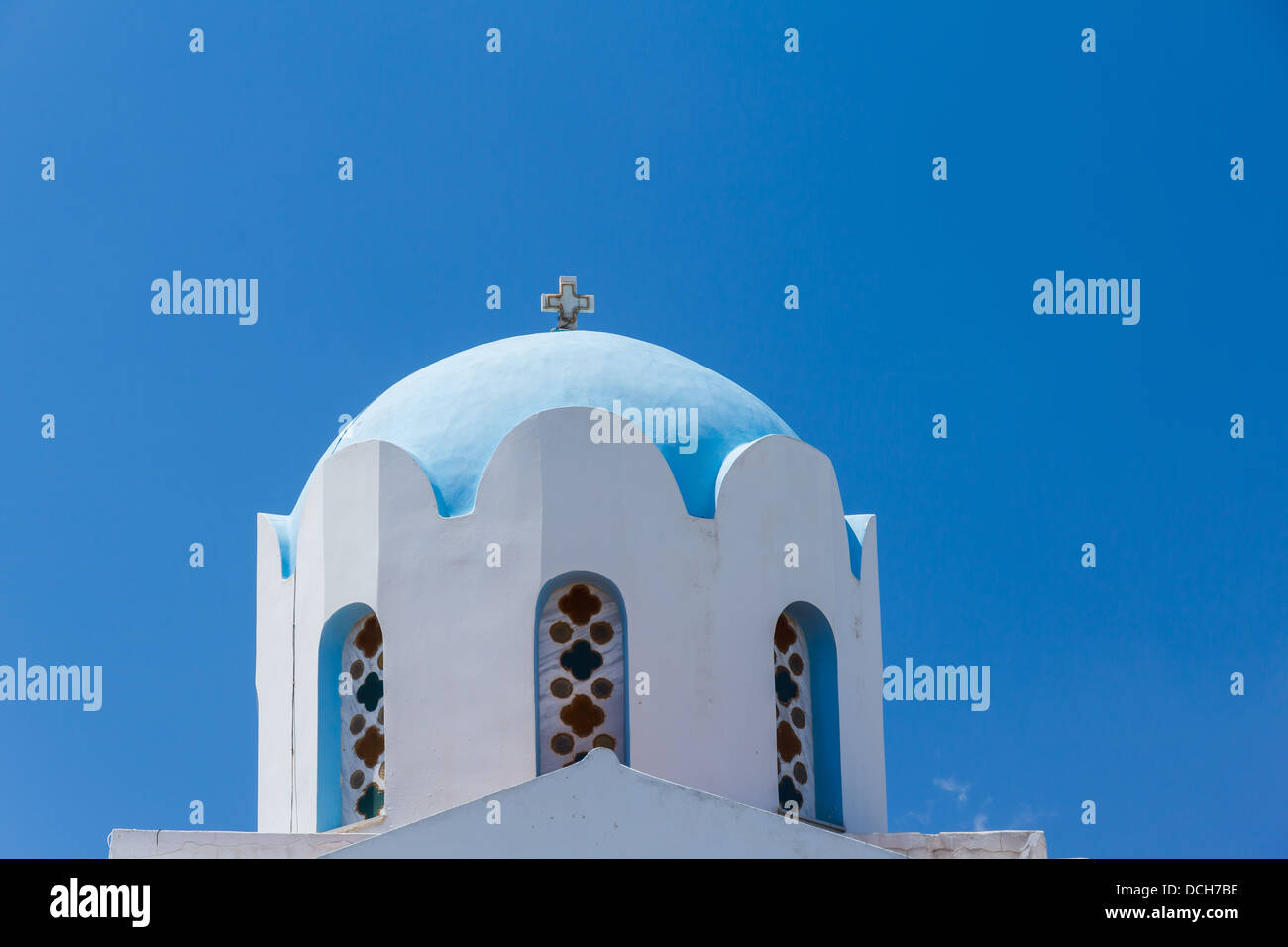 Blue dome église traditionnelle en Grèce Banque D'Images