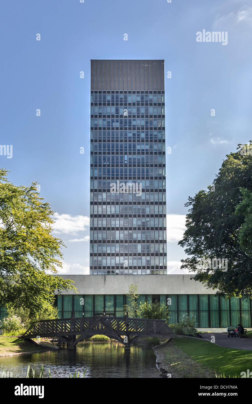 L'Université de Sheffield Arts Tower (1965) et de la bibliothèque (1959), tous deux conçus par Gollins, Melvin, Ward et partenaires. Banque D'Images