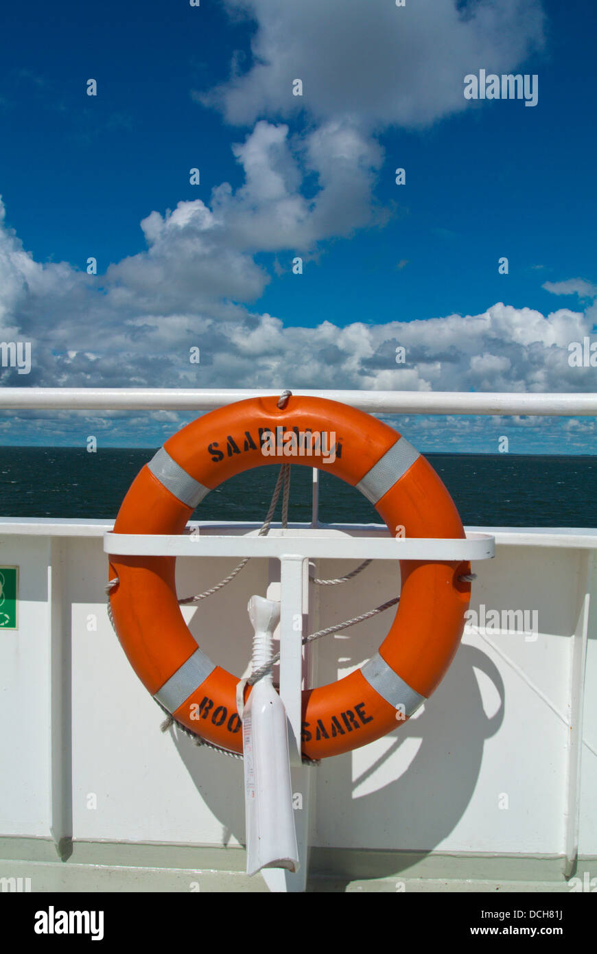 Ferry entre l'île de Saaremaa et la partie continentale de l'Estonie Mer Baltique Europe du nord Banque D'Images