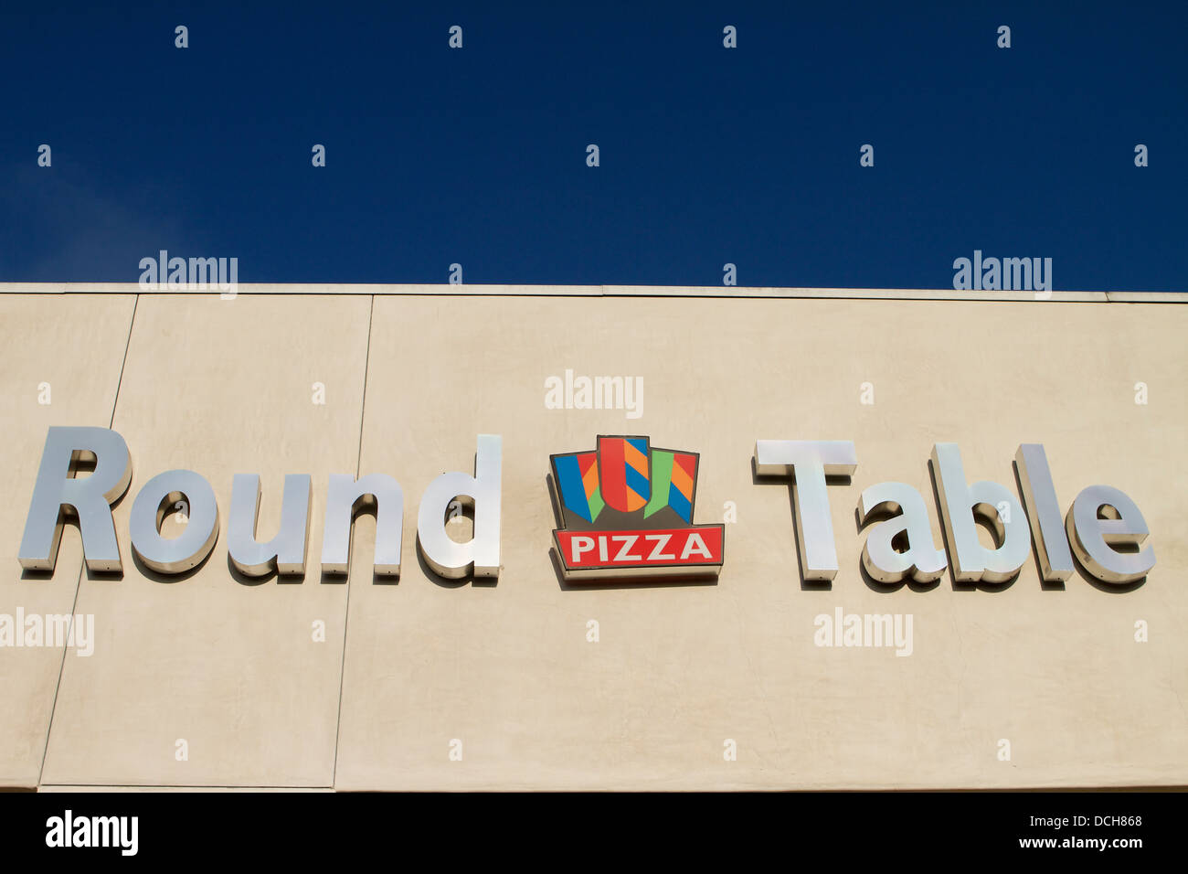 Round table pizza signe sur une prise à Santa Ana en Californie Banque D'Images