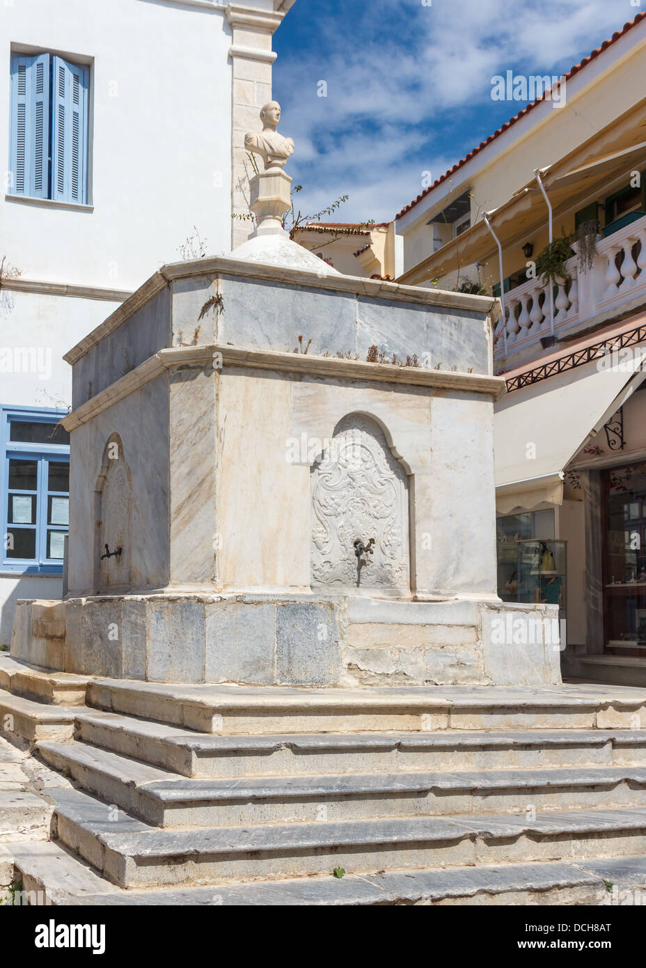 L'eau des fontaines en marbre dans l'île de Tinos en Grèce Banque D'Images
