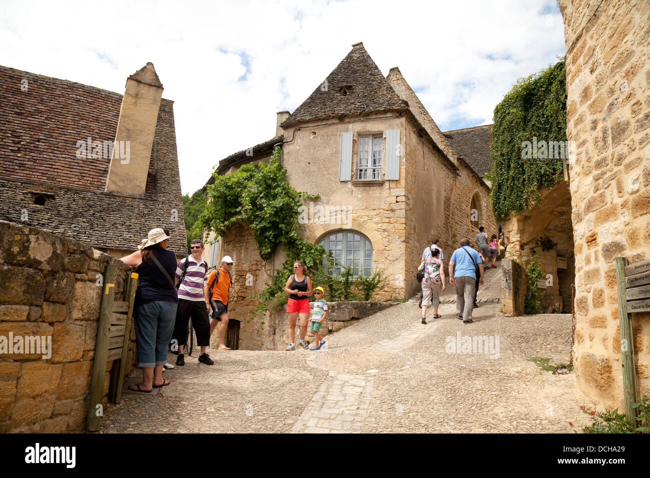 Les touristes dans les rues pavées de Beynac et Cazenac village, Dordogne, France Europe Banque D'Images