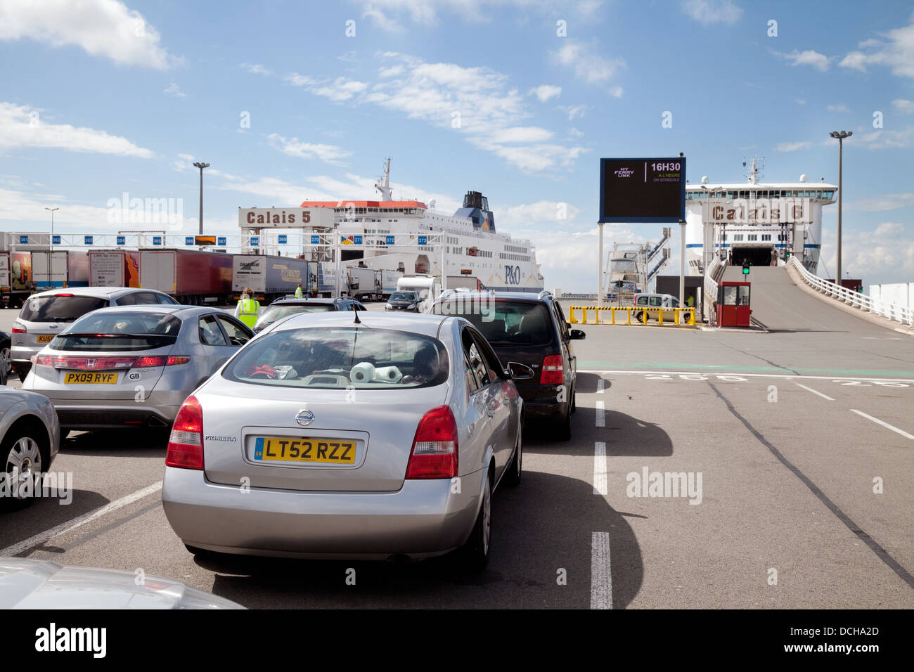 En attendant l'embarquement des voitures le car-ferry pour la traversée de la manche, à Calais Port, Calais à Douvres, itinéraire, France Europe Banque D'Images