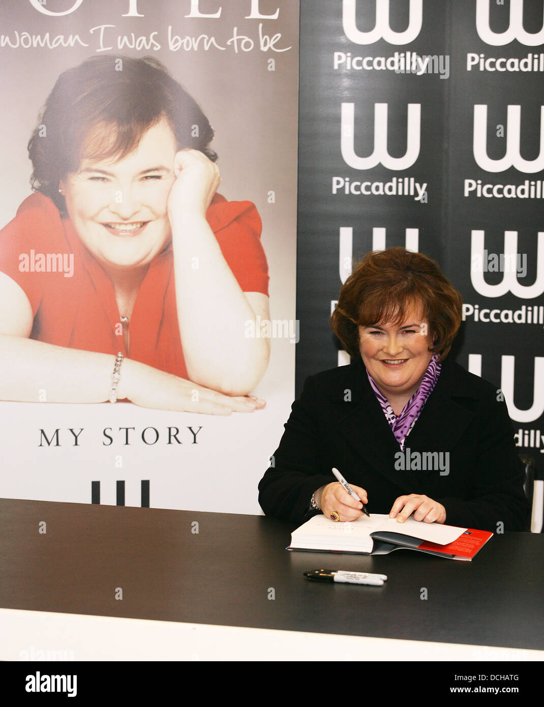 Susan Boyle, signe des exemplaires de son autobiographie, La femme que j'étais né pour être, à Waterstone's de Piccadilly. London UK. Banque D'Images