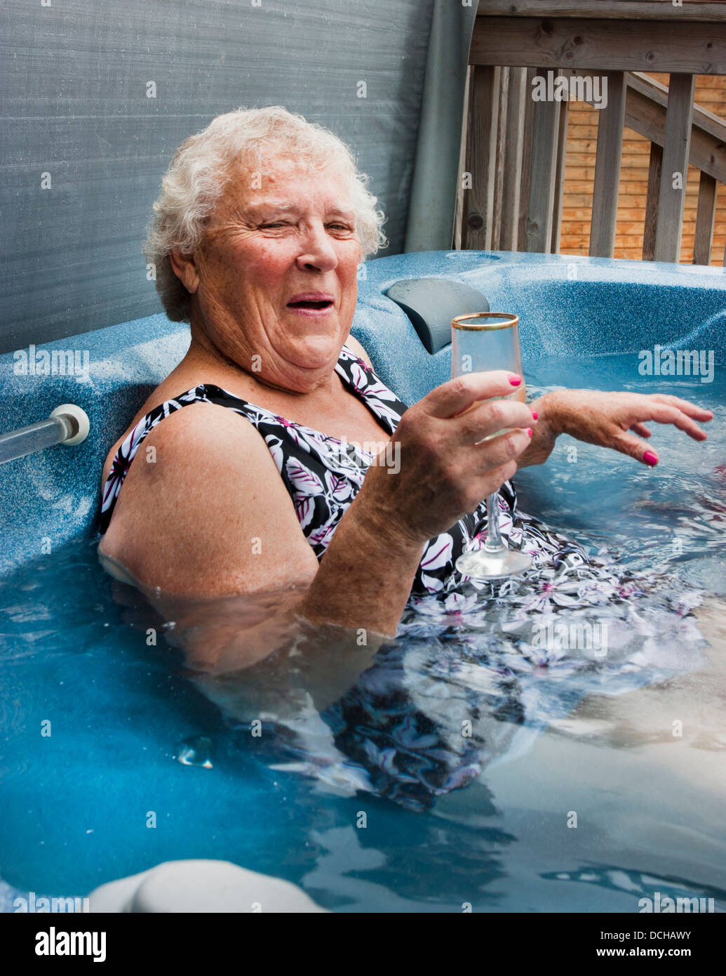 Pensionné femme de plus de 70 ans dans le bain à remous Banque D'Images