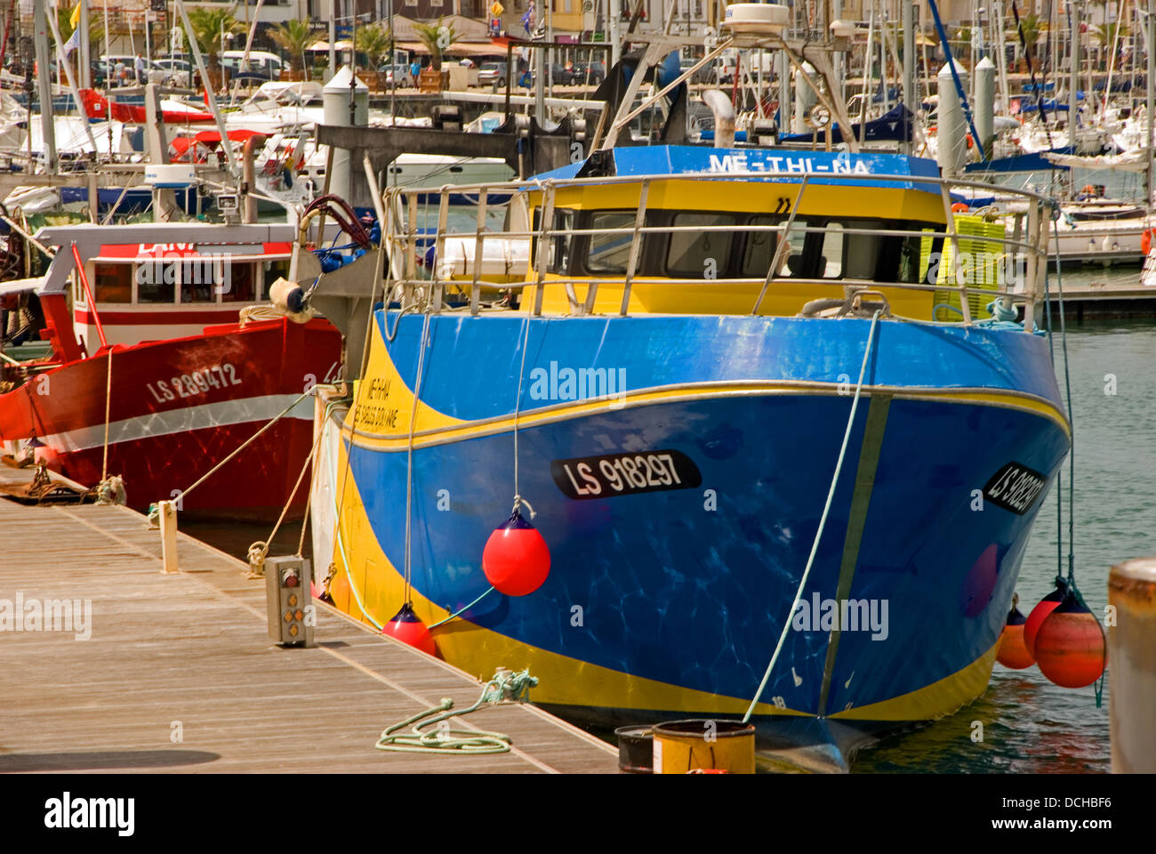 Les chalutiers de pêche dans le port français de Les Sables d'Olonne en Vendée. Banque D'Images