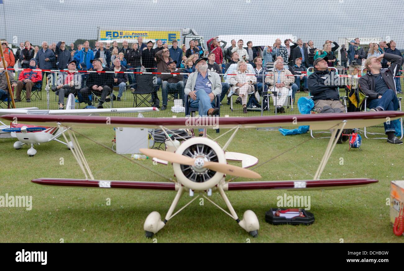 Les visiteurs du 42e jours d'avions International suivez une démonstration derrière un modèle réduit d'avion de Jerrishoe, Allemagne, 18 août 2013. Environ 200 participants provenant de l'Allemagne et de Scandinavie ont présenté leurs plans de modèle à des concours et des démonstrations. Photo : MARKUS SCHOLZ Banque D'Images