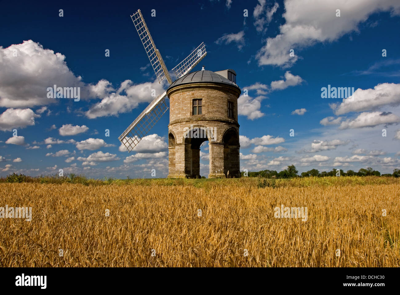 Moulin à Vent de Chesterton est un bâtiment emblématique dans le Warwickshire Sud vu avec la maturation du blé et de nuages dans un ciel bleu Banque D'Images