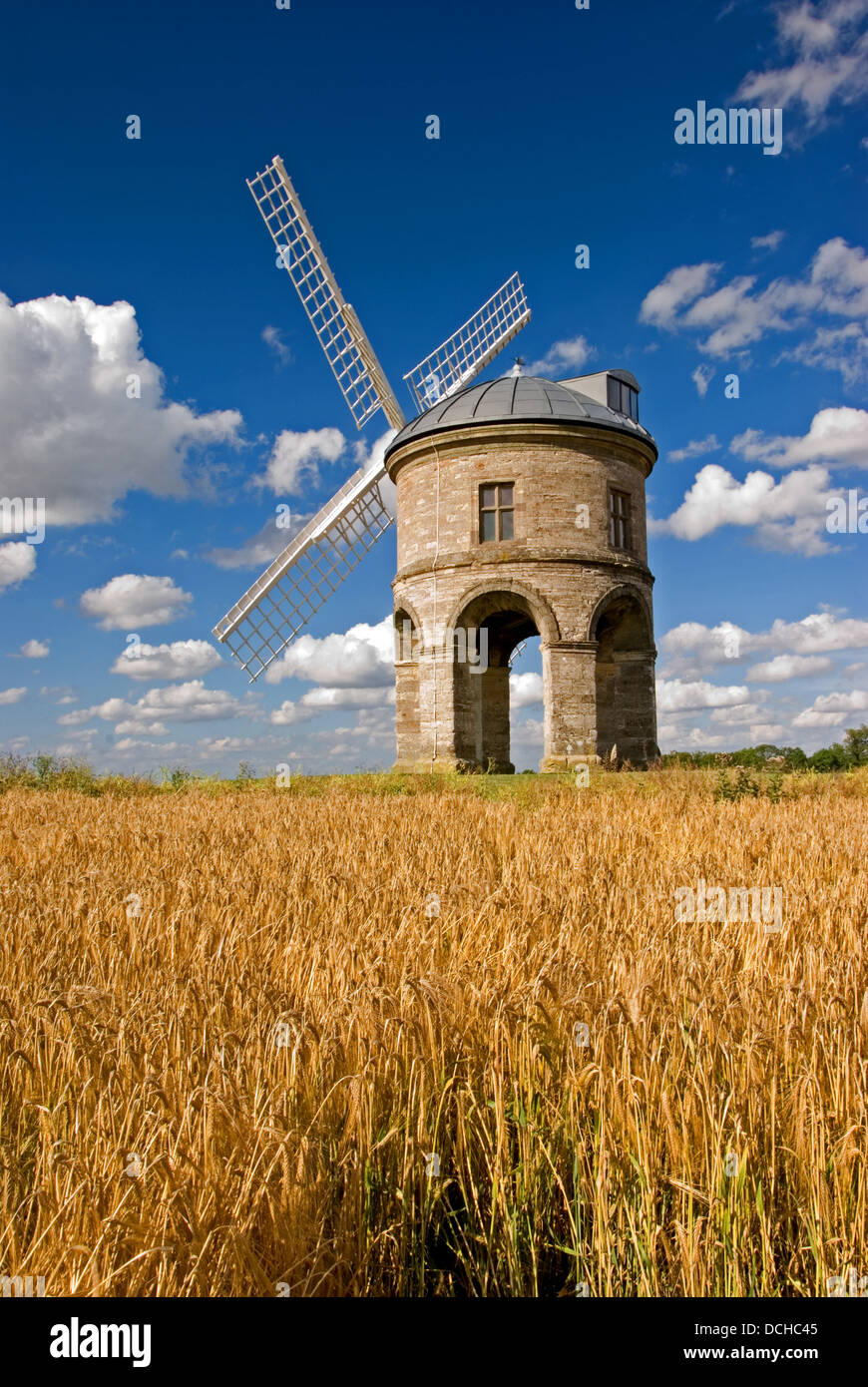 Moulin à Vent de Chesterton est un bâtiment emblématique dans le Warwickshire Sud vu avec la maturation du blé et de nuages dans un ciel bleu Banque D'Images