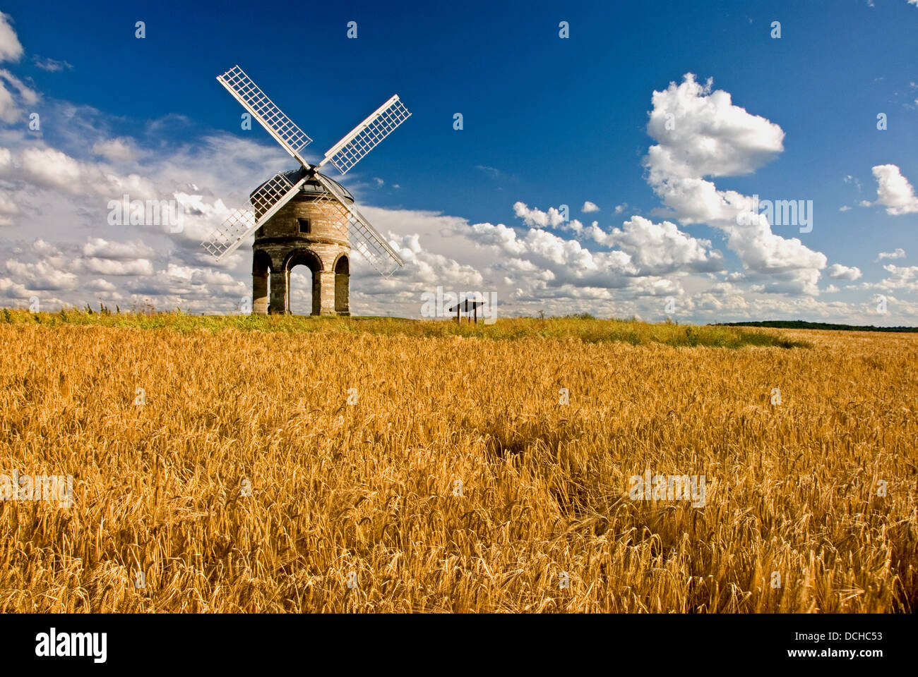 Moulin à Vent de Chesterton est un bâtiment emblématique dans le Warwickshire Sud vu avec la maturation du blé et de nuages dans un ciel bleu Banque D'Images