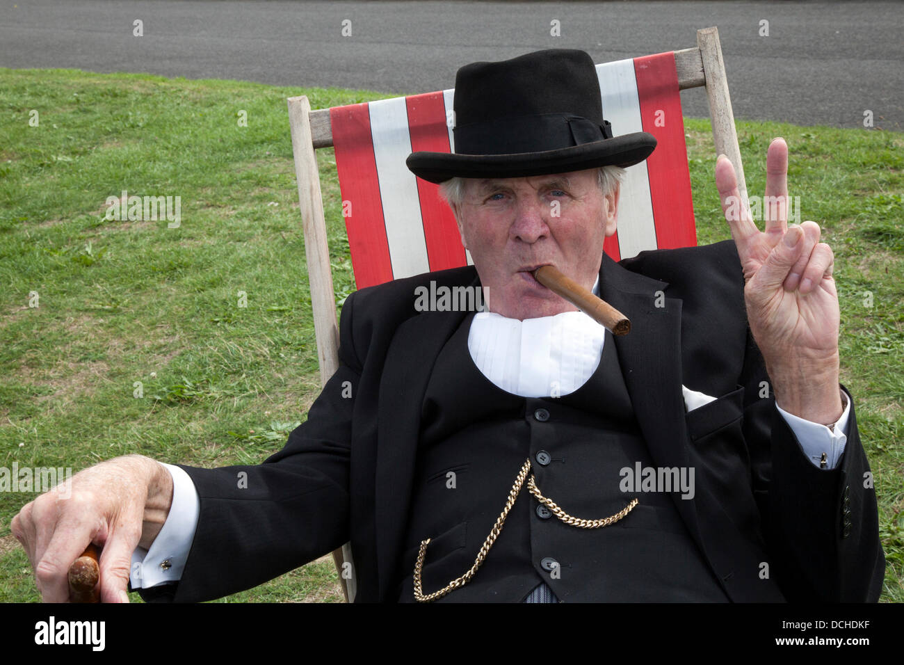 Robert Burns (MR) Winston Churchill ressemble, double ou doppelgänger à Lytham, Blackpool. 1940 Churchill et signe de victoire (signe V main) signe V-for-Victory au Lytham 1940, le Wartime Festival qui a lieu sur Lytham Green, Lancashire, Royaume-Uni. Banque D'Images