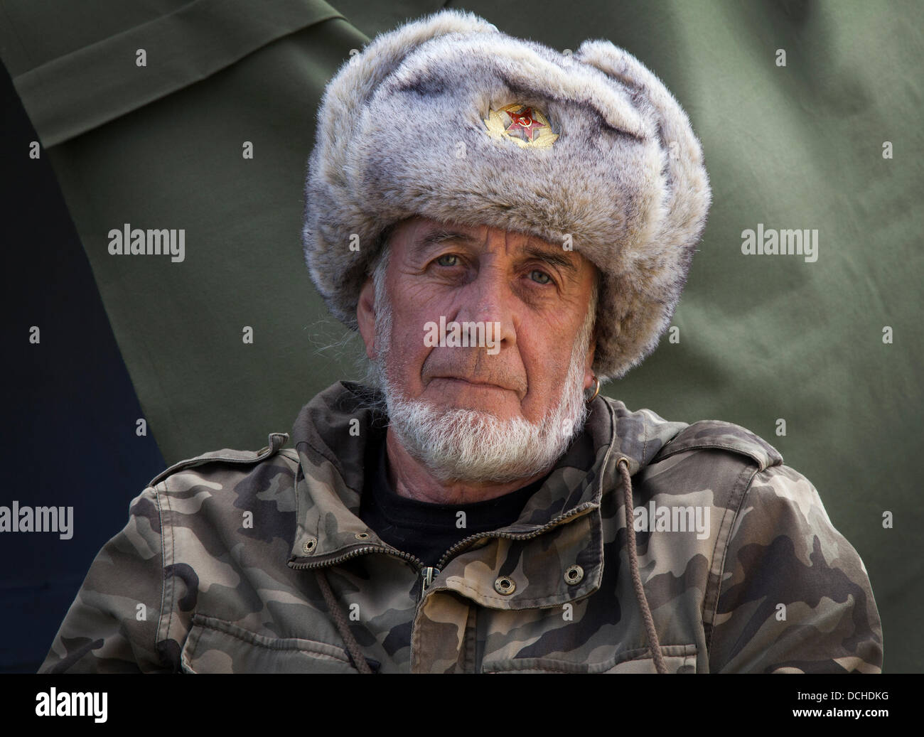 Soldats russes, reacteur militaire à Lytham, Blackpool. 18 août 2013. Un chapeau de shapka-ushanka, un réacteur en uniforme portant le costume de la 13e Garde Poltavaskaya, un soldat russe au festival de guerre de Lytham 1940, ère des années 1940, week-end de guerre des années 40, reconstitution de guerre tenue à Lytham Green, Lancashire, Royaume-Uni. Banque D'Images