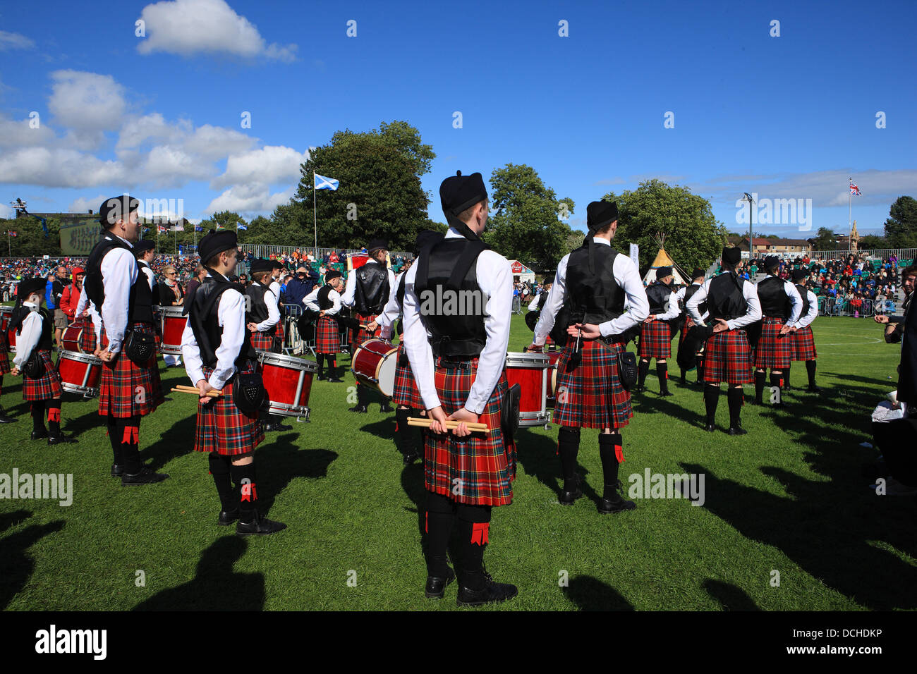 Glasgow, Royaume-Uni. Août 18, 2013. Paniers-foules regarder une des 200 bandes plus prêt à entrer dans le areana et effectuer à la 67e Championnats du monde de Pipe Band à Glasgow Green. Credit : PictureScotland/Alamy Live News Banque D'Images