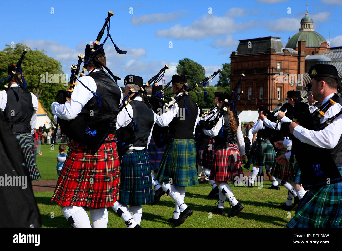 Glasgow, Royaume-Uni. Août 18, 2013. La côte ouest Highlanders Pipe Band entrant dans l'arène à la 67e Championnats du monde de Pipe Band à Glasgow Green. Credit : PictureScotland/Alamy Live News Banque D'Images
