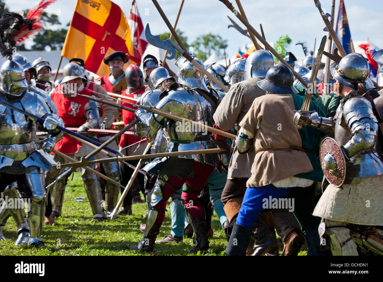 Champ de bataille de Bosworth, près de Hinckley, Leicestershire, UK. Août 18, 2013. La guerre des Deux-Roses Russie adopter de nouveau le 528e anniversaire de la bataille de Bosworth (22 août 1485) où le roi Richard III a perdu le trône d'Angleterre à Henri Tudor. Il était le dernier roi anglais à mourir au combat. Les forces de Richard III combattre ceux d'Henri Tudor de près avec d'authentiques répliques d'armes. La bataille fut la dernière bataille importante dans la guerre des Deux-Roses la guerre civile entre les maisons d'York et de Lancaster Crédit : eye35/Alamy Live News Banque D'Images