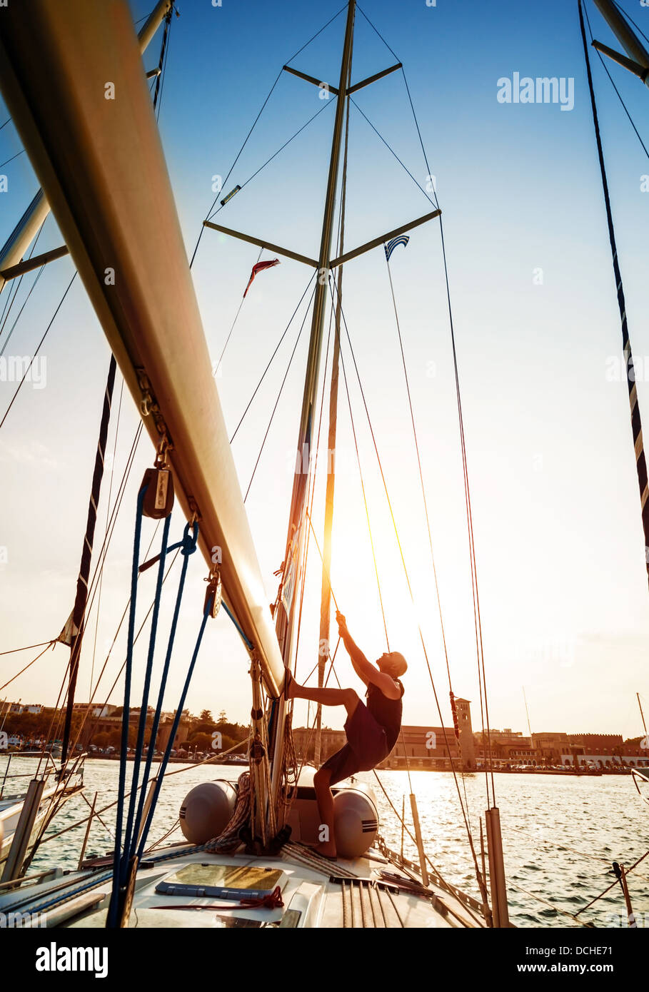 Jeune marin travaillant sur voilier, tirant sur la corde, la voile le sport, mode de vie actif, le capitaine du navire, la lumière de soleil lumineux Banque D'Images