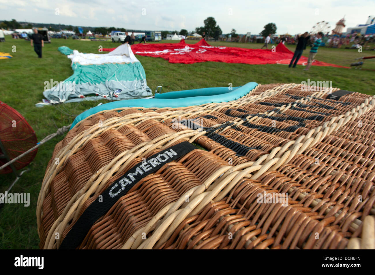 Ballons disposés dans la préparation de l'inflation à la 35e Bristol International Balloon Fiesta. Bristol, Angleterre, Royaume-Uni. Banque D'Images